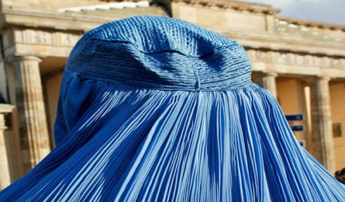 Angela Merkel Rejects Headscarf Dress Code in meetings with Saudi Arabia&#039;s King Salman