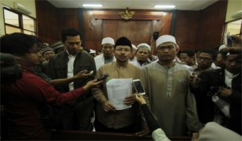 Indonesien: Hizb ut Tahrir Wilaya Indonesien klagt gegen den Verbot der Partei beim Verwaltungsgericht (PTUN) in Ost Jakarta.