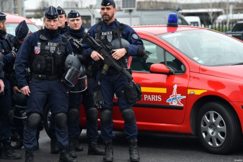 Fransız Hükümeti, Müslüman Nüfusunun “İslami Karakterini Yok Etmek” İçin Müslüman Çocukları Terörize Etmeye Kalkıyor