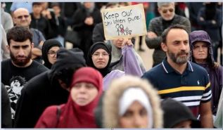 المسلمون في مدينة ديربورن – ميشيغان يقفون وقفة حزم لحماية أطفالهم